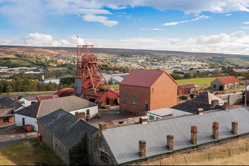 Rhes draddodiadol o dai teras yn y cymoedd. Blaenafon, ucheldir i'r tu cefn