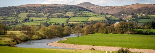 Golygfa o Ysgyryd Fawr o Ddyffryn Wysg i’r gorllewin o’r Fenni