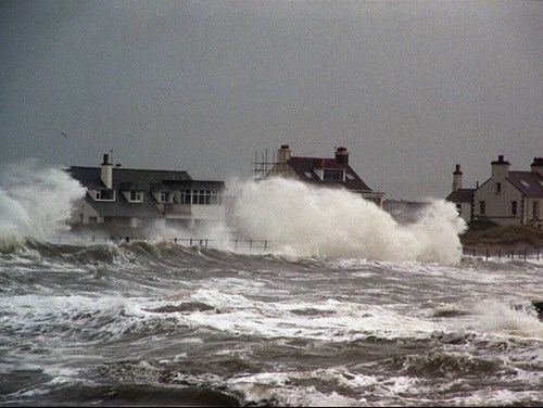 Tai ger yr arfordir yn ystod storm ym Mae Trearddur, Ynys Môn