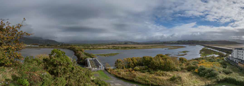 Golygfa o Afon Glaslyn, Llyn Bach a’r Cob